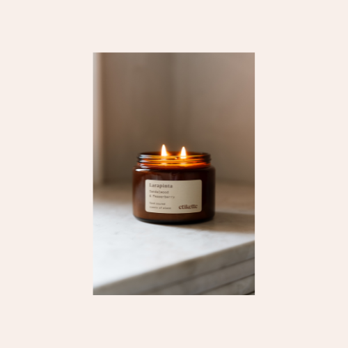 Etikette Soy Candle Larapinta in Sandlewood & Pepperberry