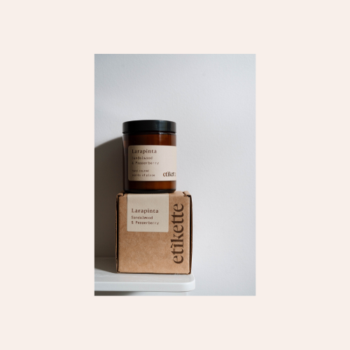 Etikette Soy Candle Larapinta in Sandlewood & Pepperberry