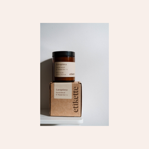 Etikette Soy Candle Larapinta in Sandlewood & Pepperberry