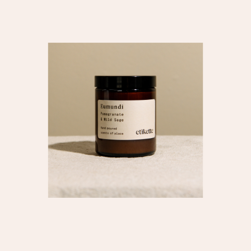Etikette Soy Candle Eumundi in Pomegranate & Wild Sage
